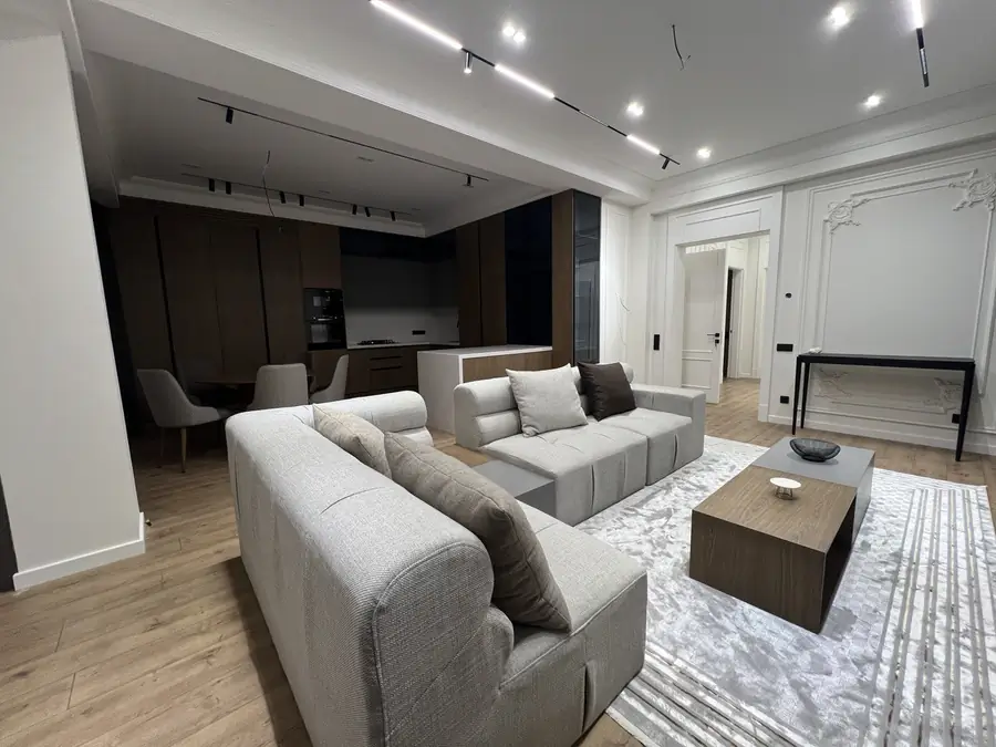 3-комнатная квартира − 130 м², 4/8 этаж