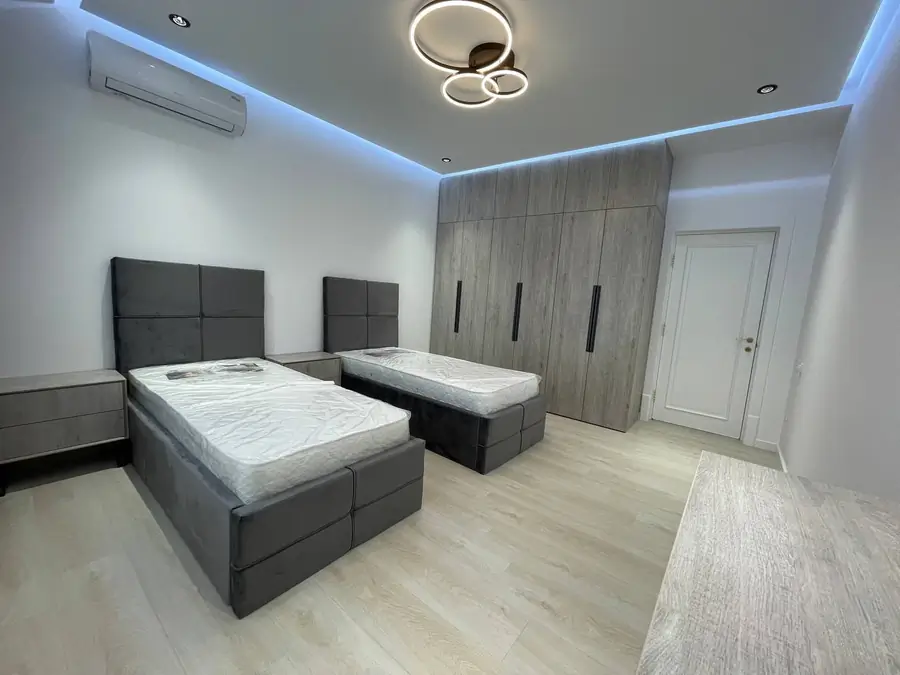 Сдается 3-комнатная квартира − 135 м²