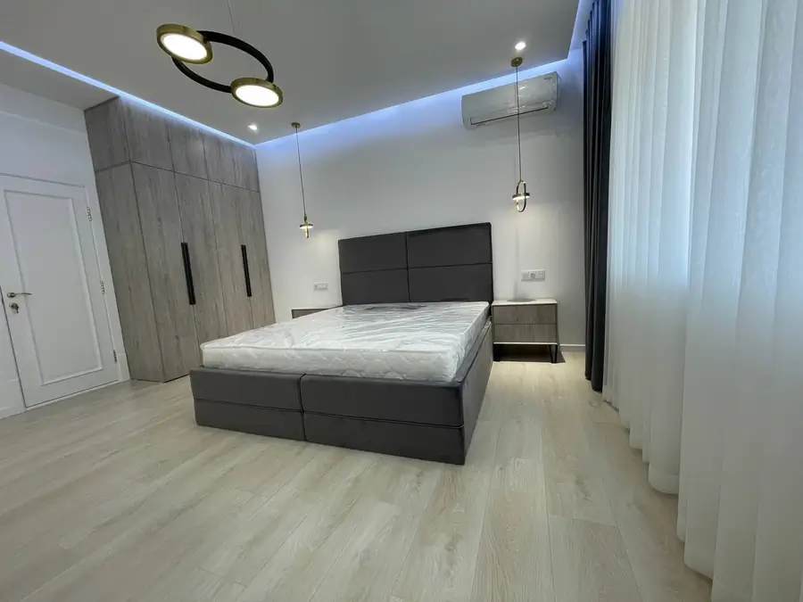 Сдается 3-комнатная квартира − 135 м²