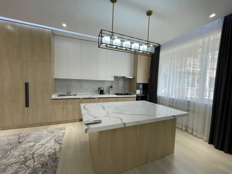 Сдается 3-комнатная квартира − 135 м²