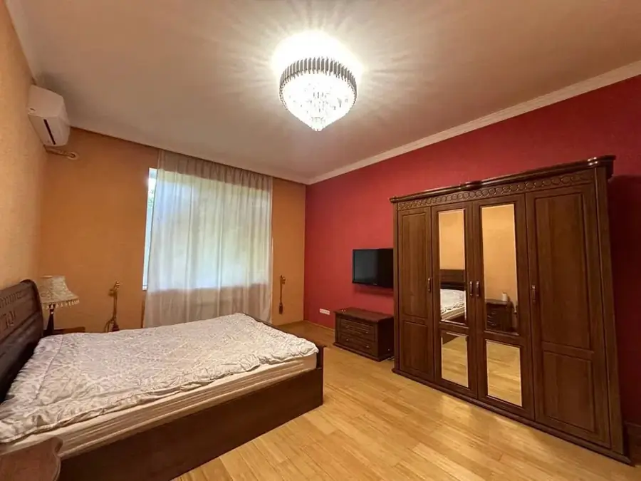 Ijaraga 4 xonali kvartira − 200 m²