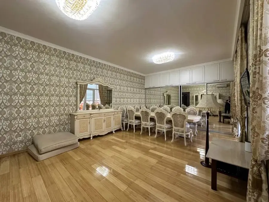 4-комнатная квартира − 200 м², 2/7 этаж