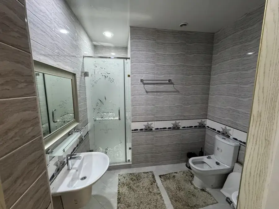 Сдается 4-комнатная квартира − 165 м²