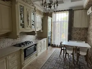 4-комнатная квартира − 165 м², 2/6 этаж