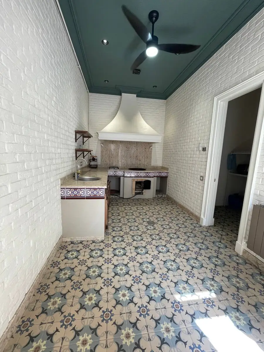 Ijaraga 3 qavatli uy − 450 m²