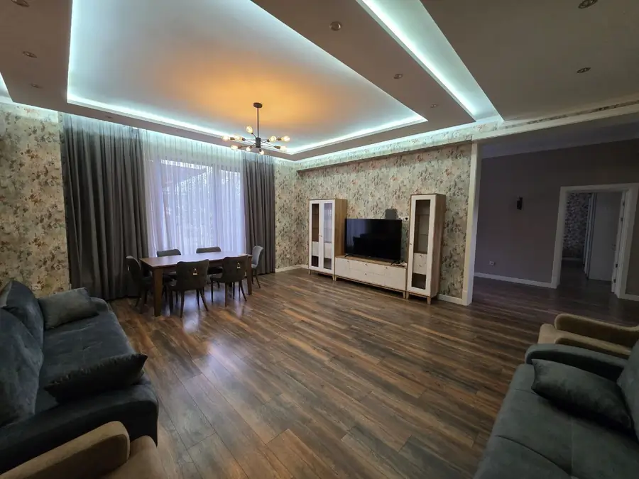 3 qavatli uy − 450 m², 4.5 sot. 