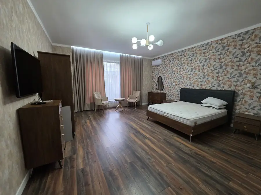 Сдается 3-этажный дом − 450 м²