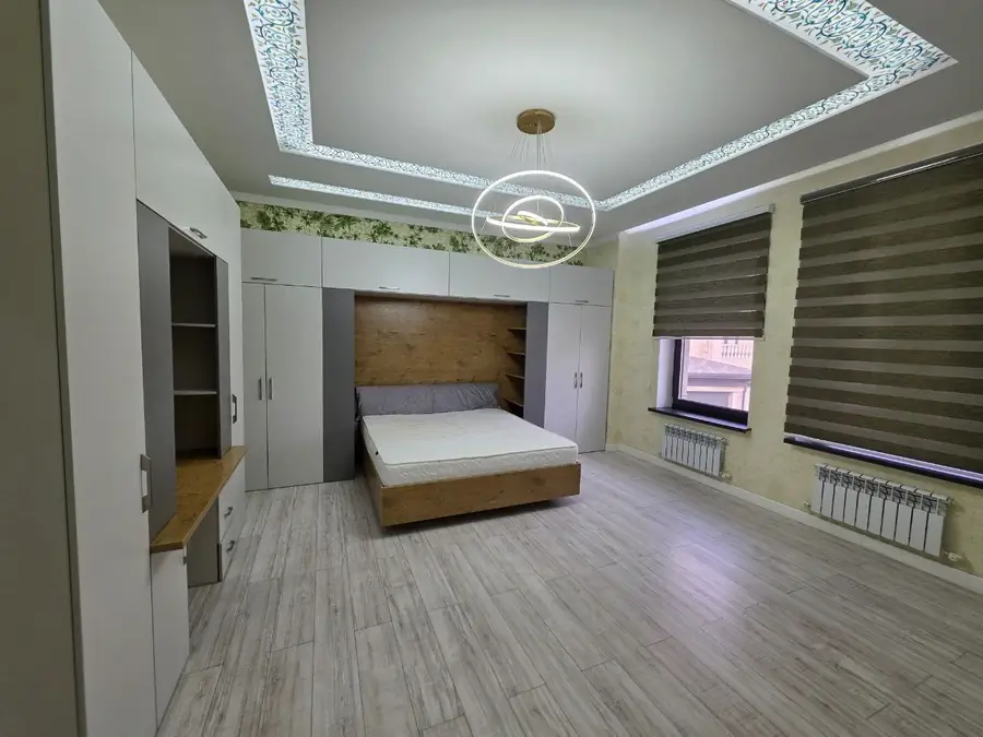 3 qavatli uy − 450 m², 4.5 sot. 