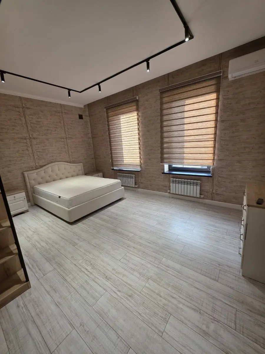 3 qavatli uy − 450 m², 4.5 sot. 