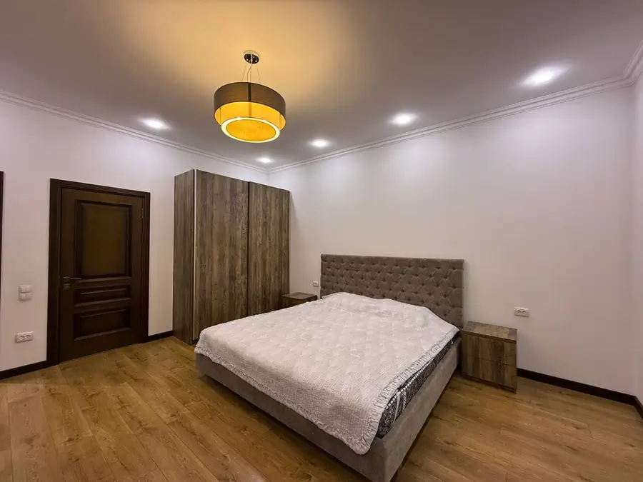 Сдается 3-комнатная квартира − 135 м²