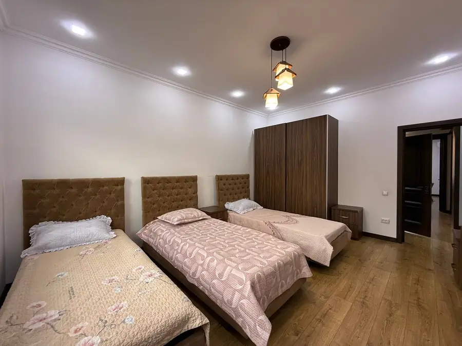 Сдается 3-комнатная квартира − 135 м²