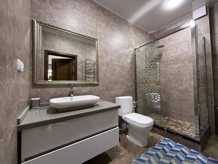 Сдается 3-комнатная квартира − 135 м²