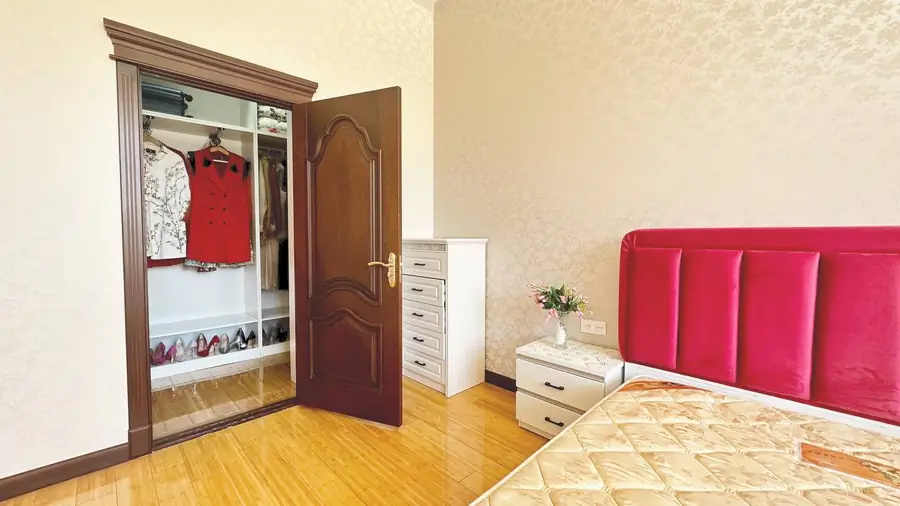 Более 5-комнатная квартира − 225 м², 3/8 этаж