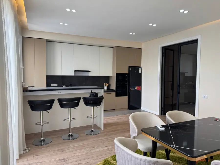 3-комнатная квартира − 130 м², 2/10 этаж