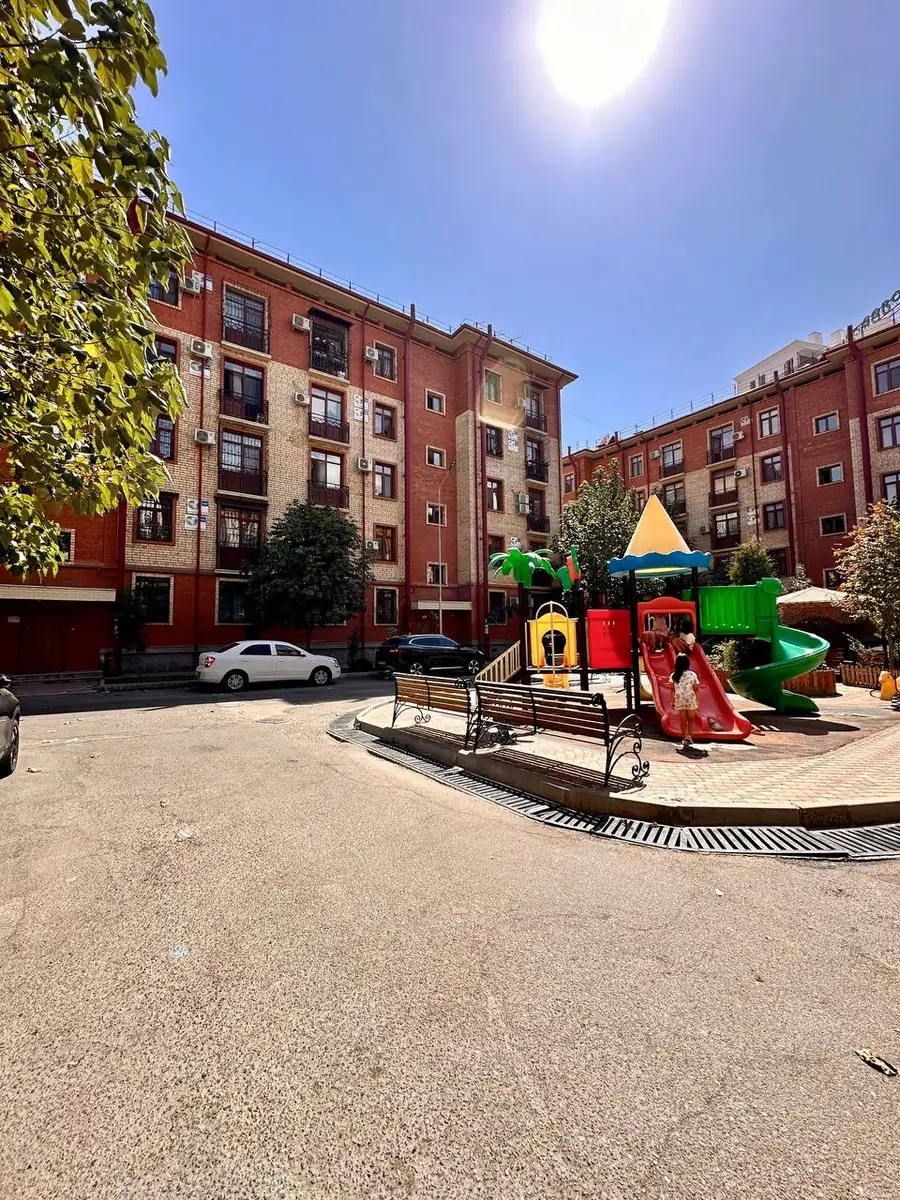 4-комнатная квартира − 93 м², 1/5 этаж