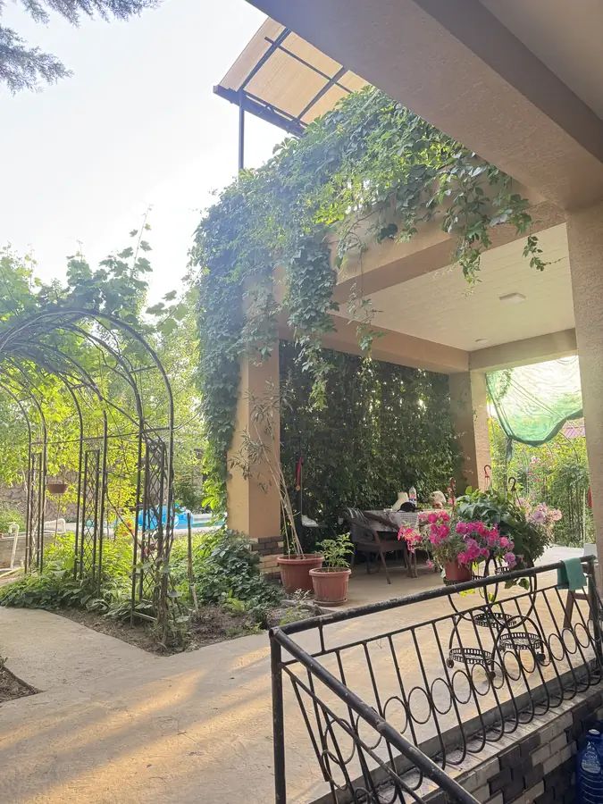 3 qavatli uy sotiladi − 250 m²