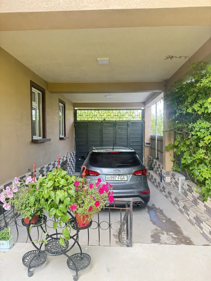 3 qavatli uy sotiladi − 250 m²