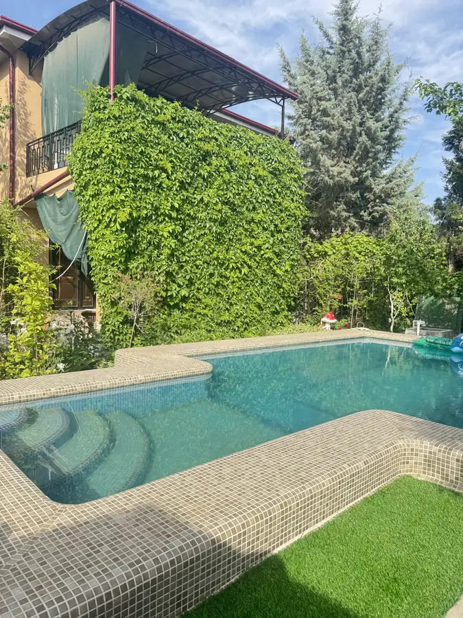 3 qavatli uy sotiladi − 250 m²