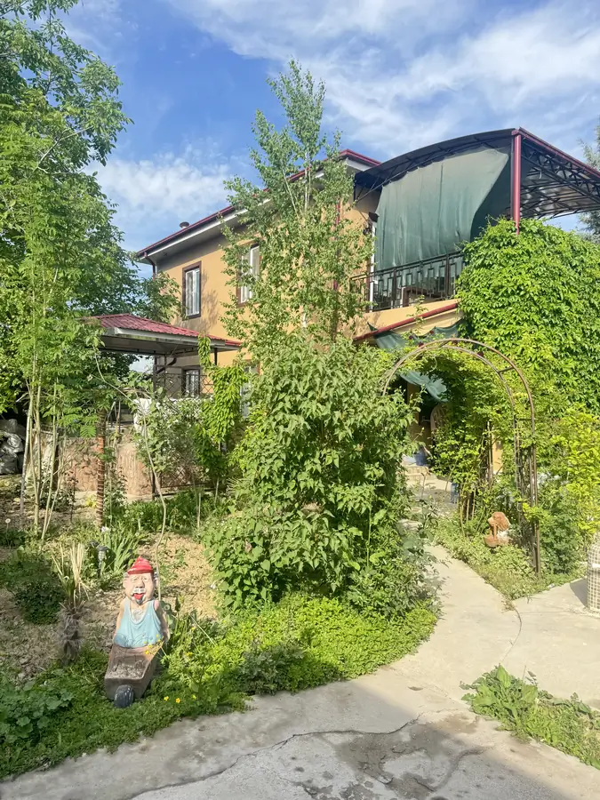 3 qavatli uy sotiladi − 250 m²