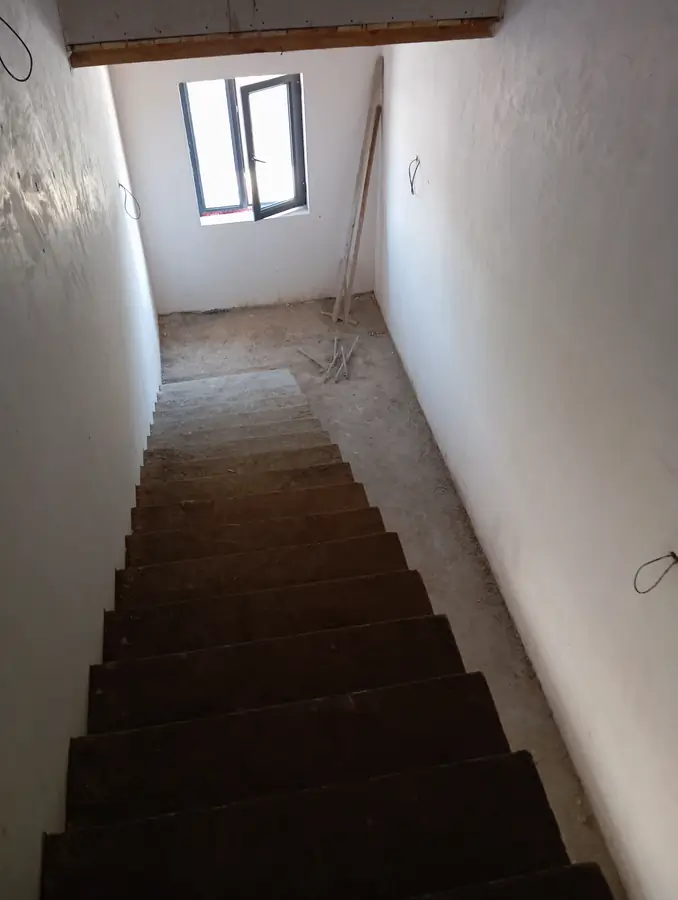 5 dan ortiq xonali kvartira − 2500 m², 3/3 qavat