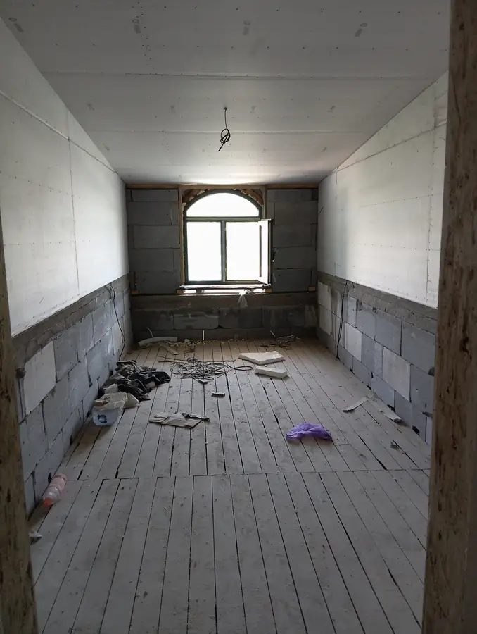 5 dan ortiq xonali kvartira − 2500 m², 3/3 qavat