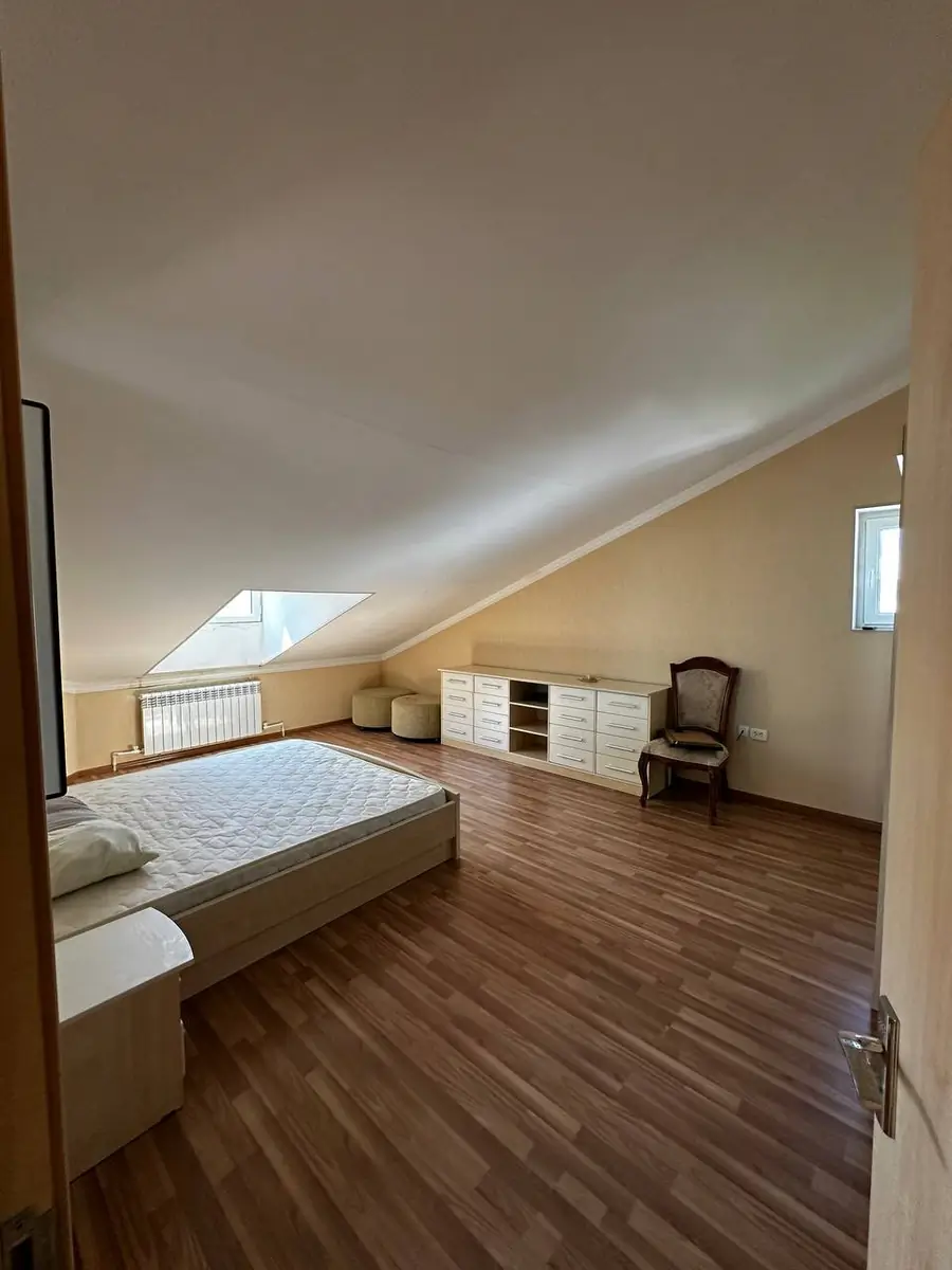 Ijaraga 2 qavatli uy − 384 m²