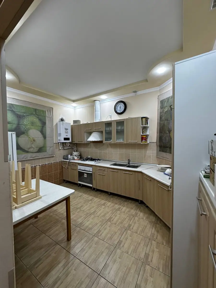 2 qavatli uy − 384 m², 5 sot.