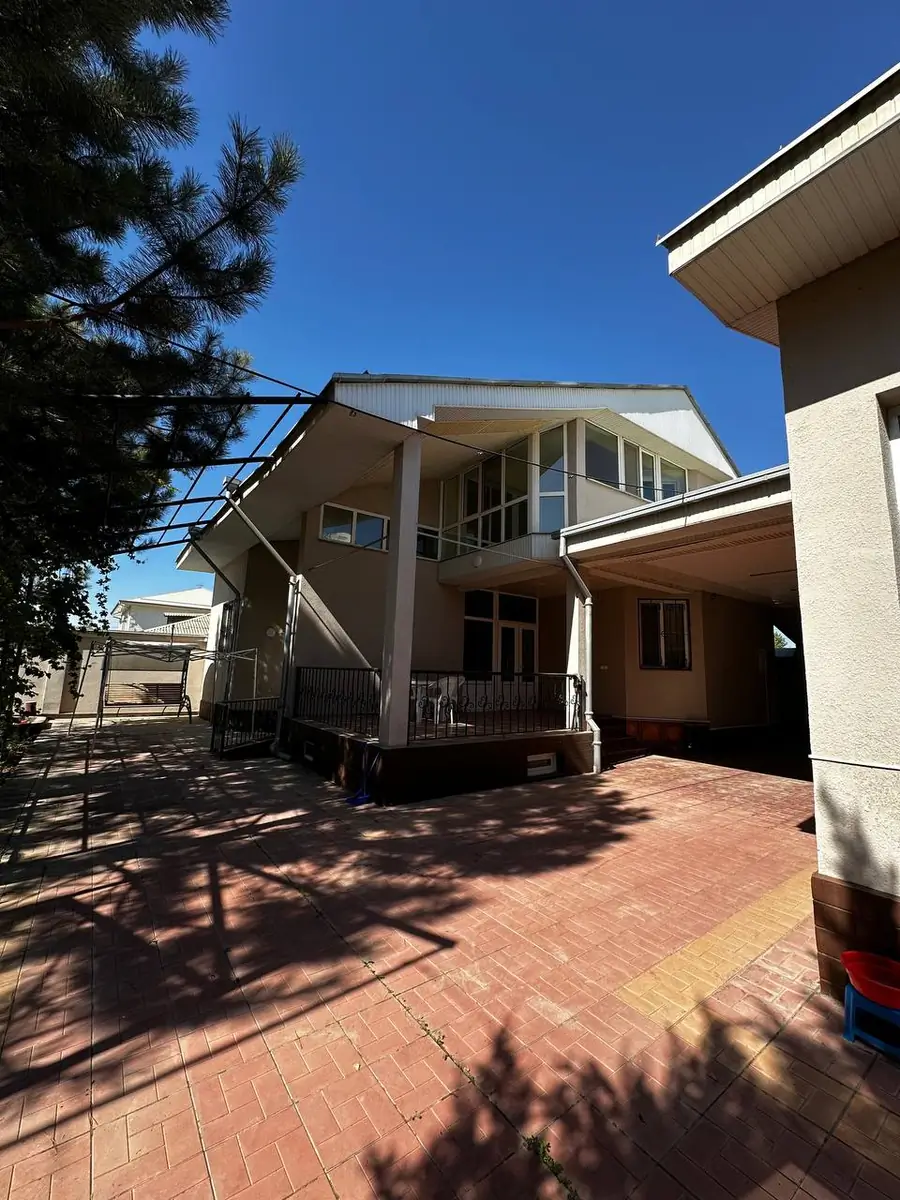 Ijaraga 2 qavatli uy − 384 m²