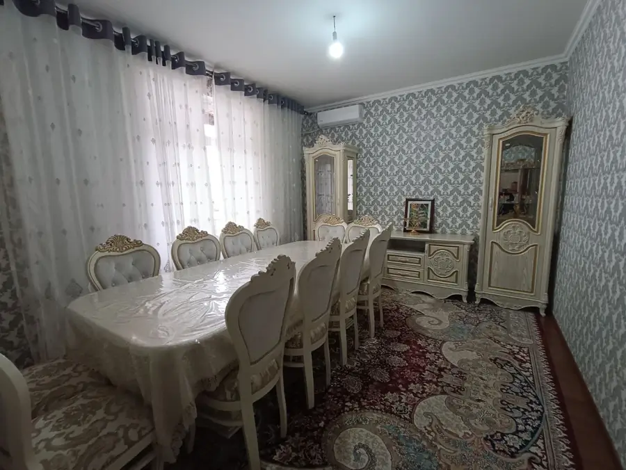 Сдается 4-комнатная квартира − 140 м²