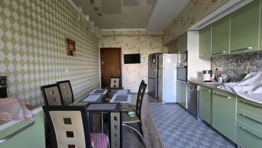 4-комнатная квартира − 195 м², 6/8 этаж