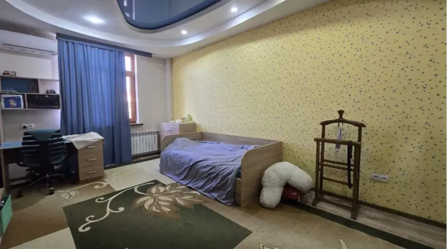 4 xonali kvartira sotiladi − 195 m²