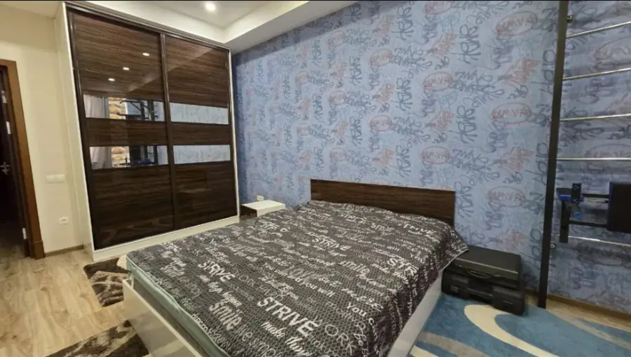 4 xonali kvartira sotiladi − 195 m²