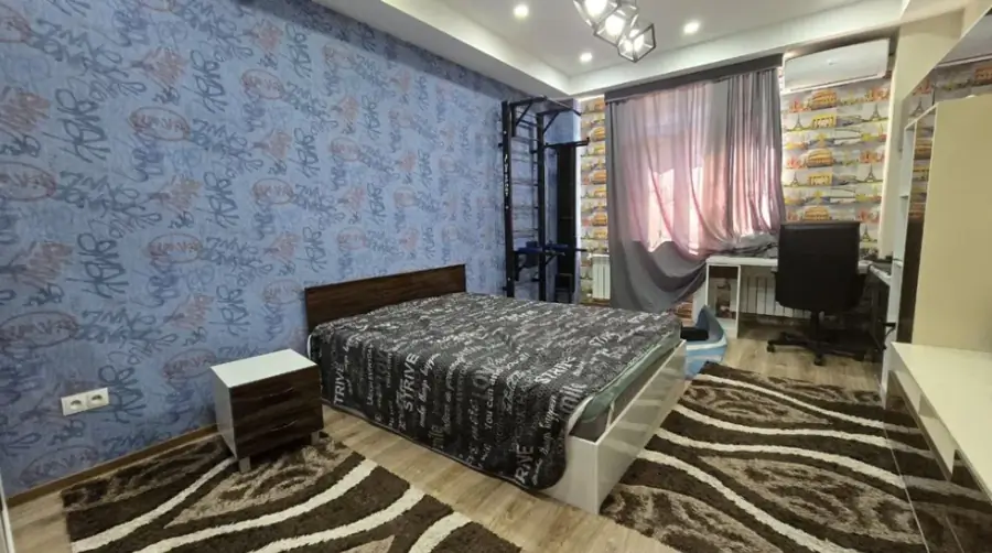 4 xonali kvartira sotiladi − 195 m²