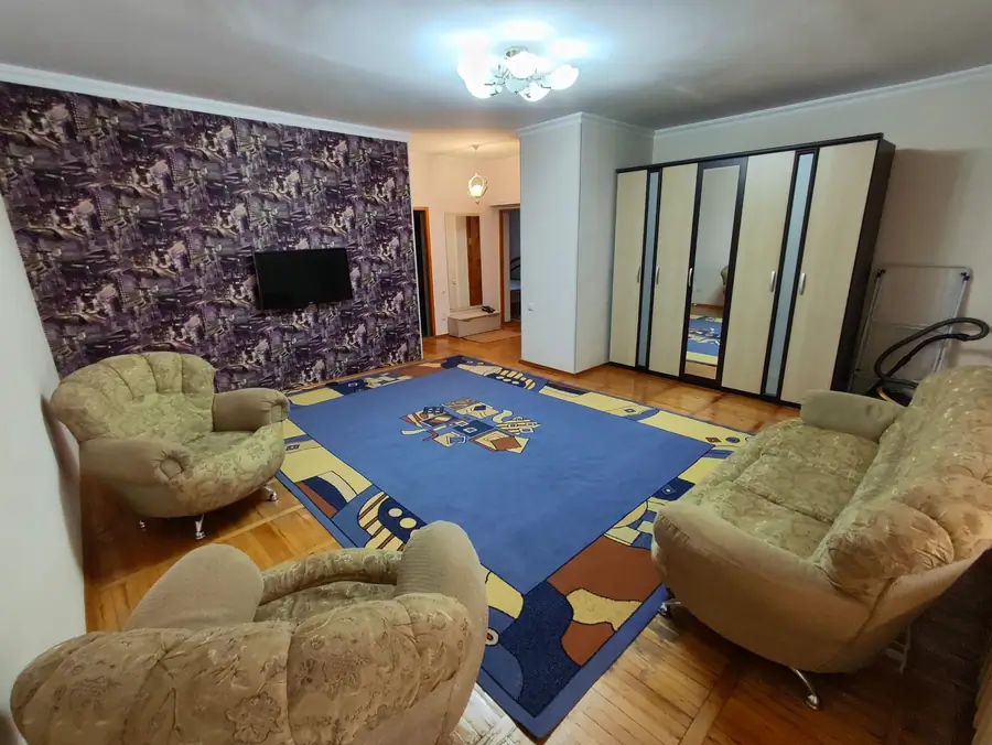 3-комнатная квартира − 70 м², 1/4 этаж