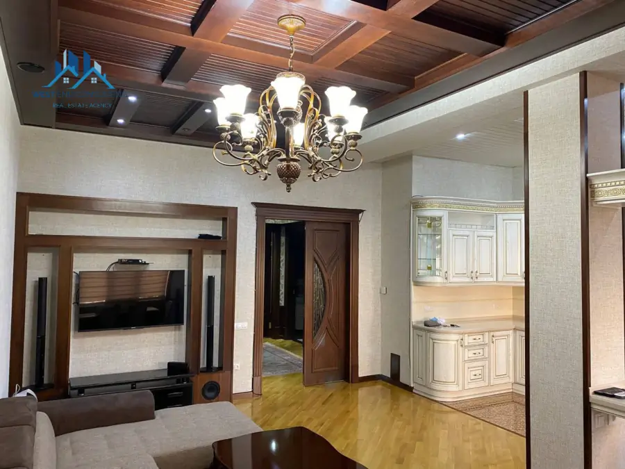 Сдается 4-комнатная квартира − 183 м²