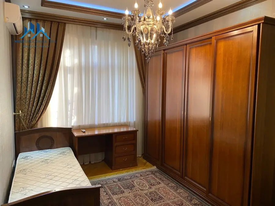 Сдается 4-комнатная квартира − 183 м²