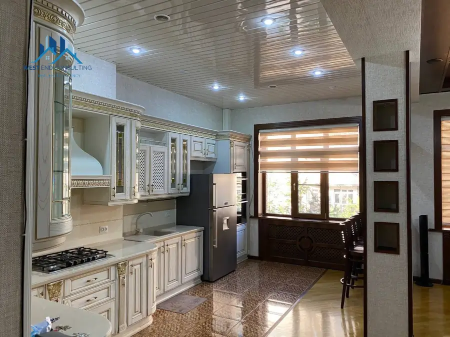 Сдается 4-комнатная квартира − 183 м²