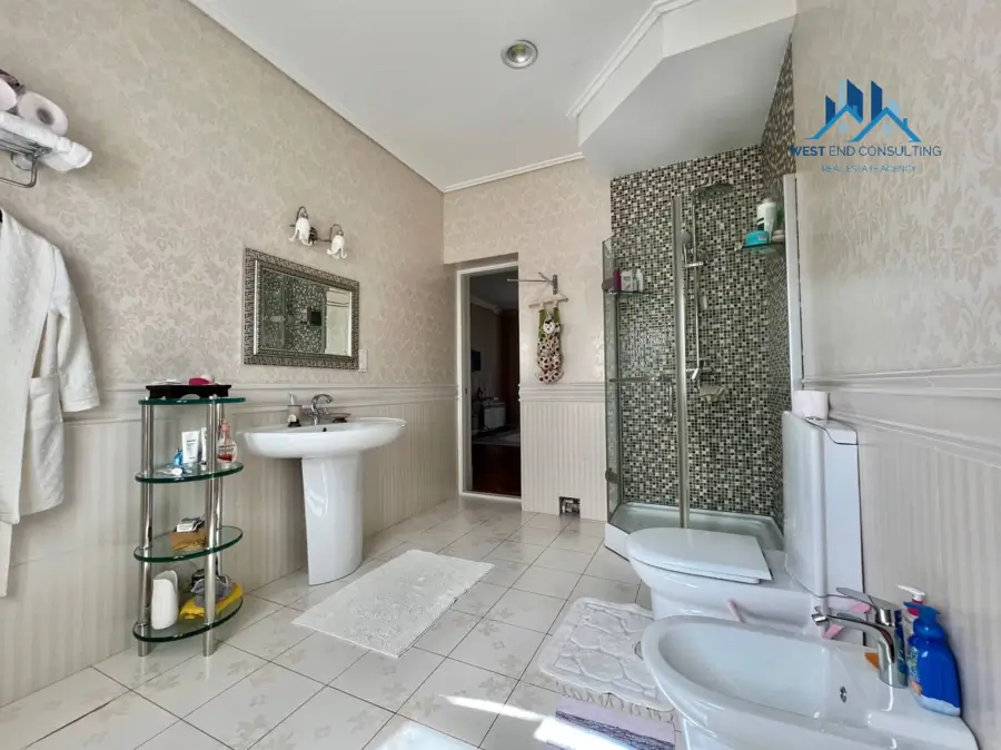 2 qavatli uy − 250 m², 4 sot. 