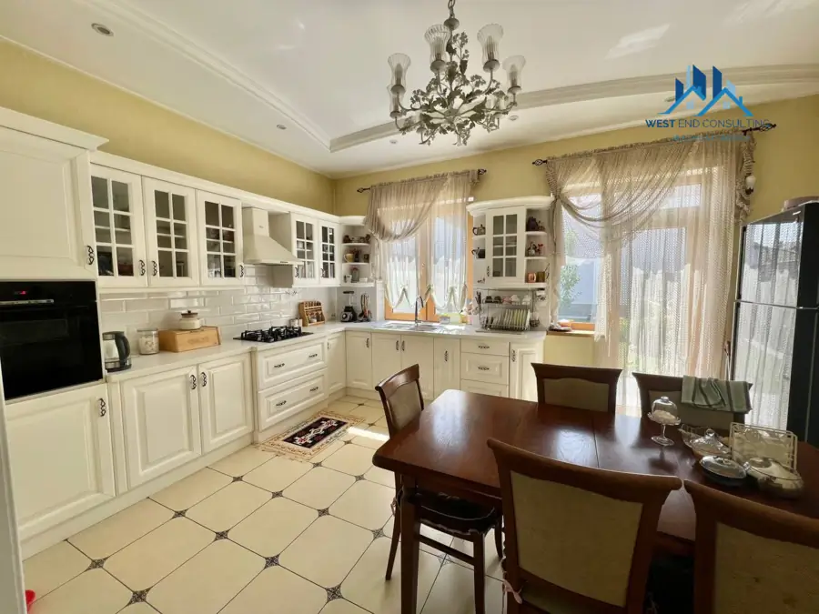 2 qavatli uy − 250 m², 4 sot. 