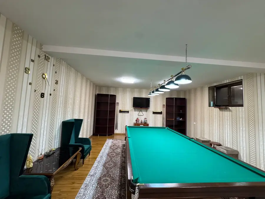 4 qavatli uy sotiladi − 1400 m²