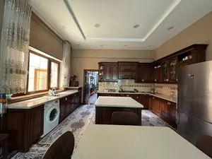 4-этажный дом − 1400 м², 18 сот.