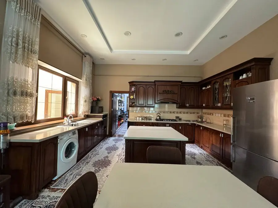4-этажный дом − 1400 м², 18 сот.
