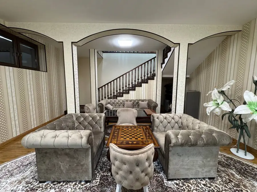 4 qavatli uy sotiladi − 1400 m²