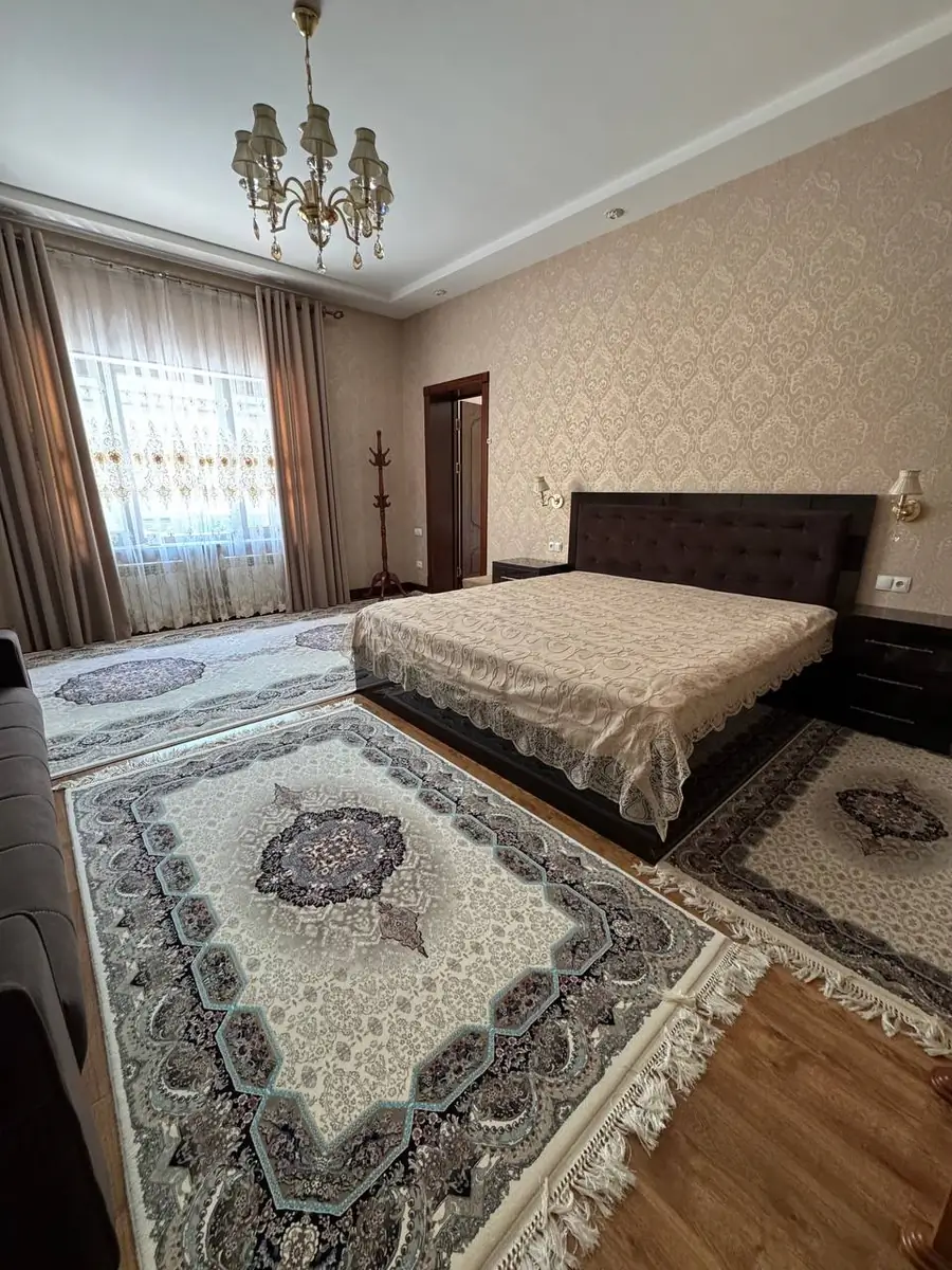 4 qavatli uy sotiladi − 1400 m²