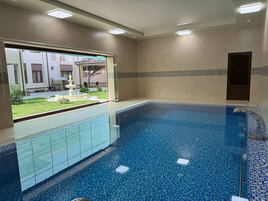 4-этажный дом − 1400 м², 18 сот.