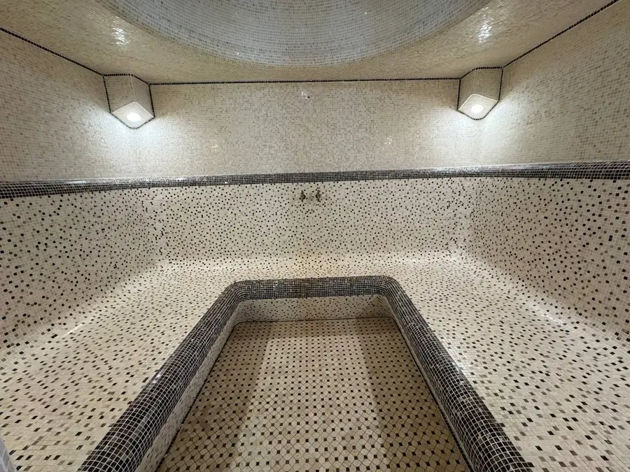 4-этажный дом − 1400 м², 18 сот.