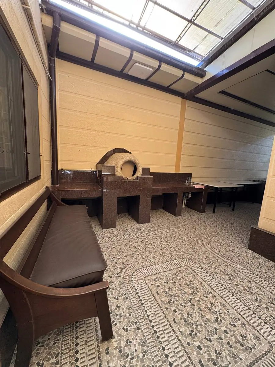 4-этажный дом − 1400 м², 18 сот.