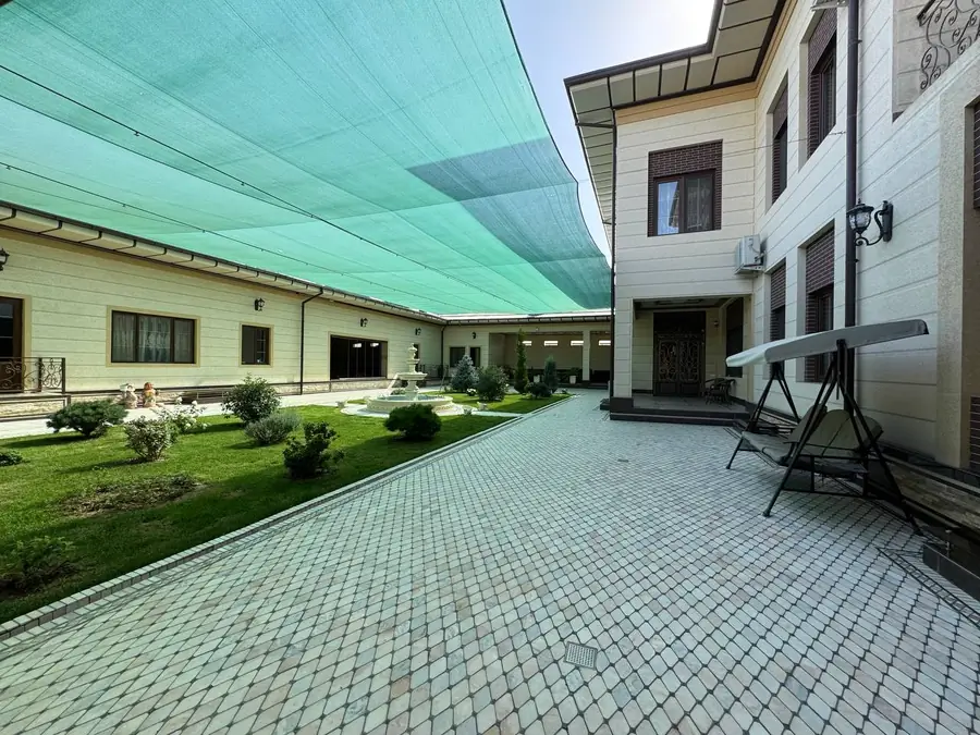 4 qavatli uy sotiladi − 1400 m²