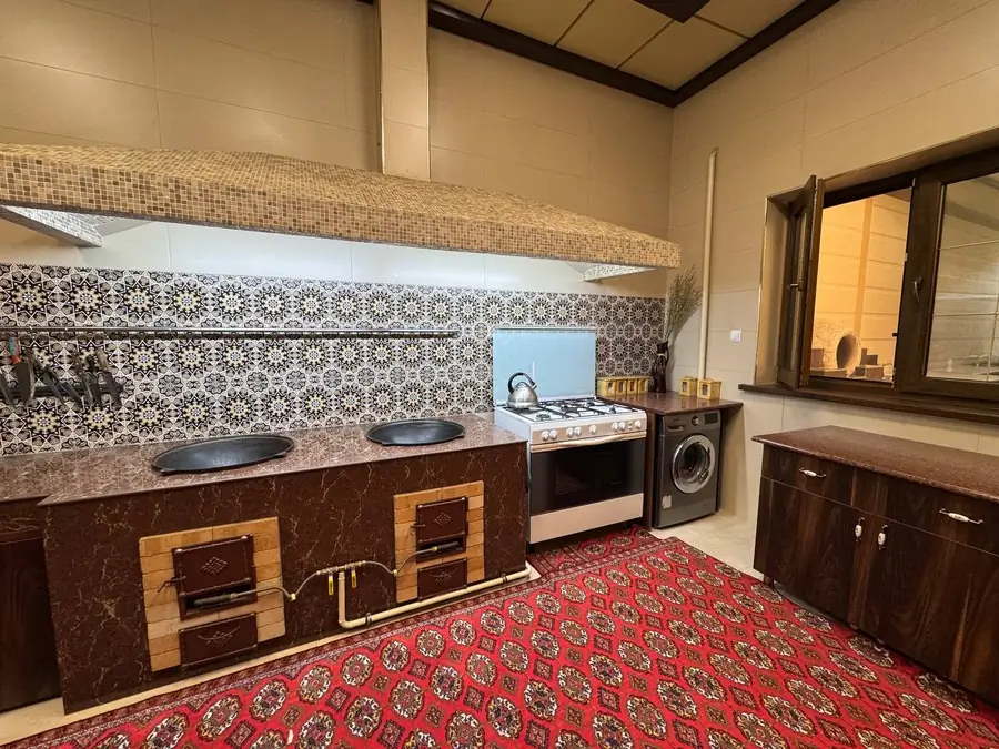 4 qavatli uy sotiladi − 1400 m²