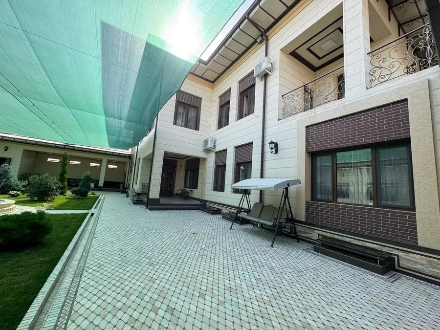 4 qavatli uy sotiladi − 1400 m²